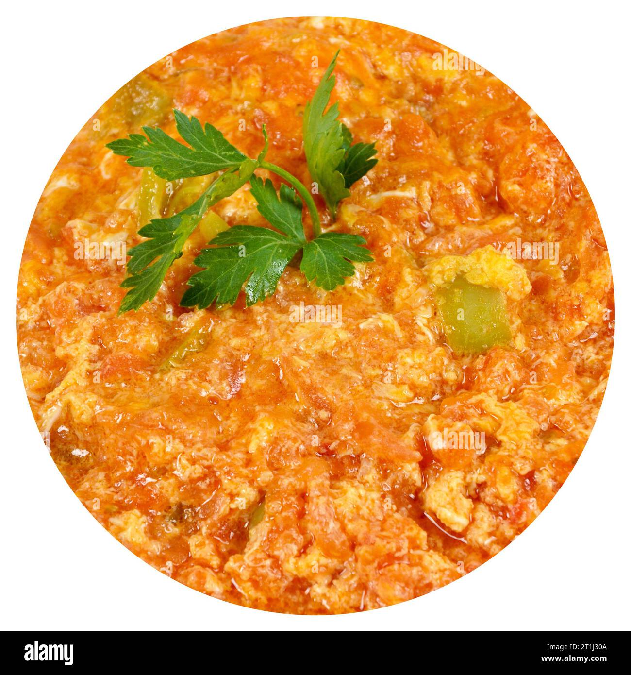 Un des plats les plus consommés de la cuisine turque est menemen, isolé sur fond blanc Banque D'Images