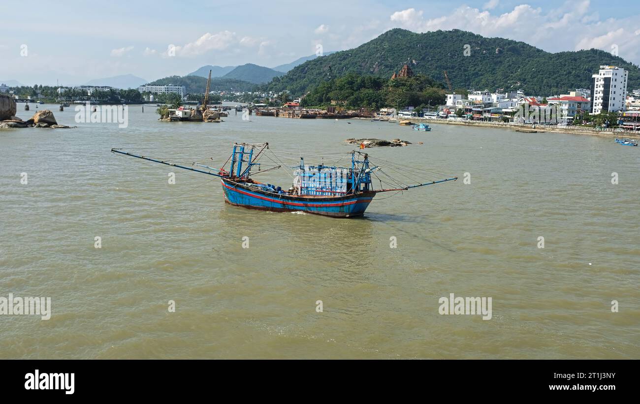 Bateau traditionnel de pêcheurs (appelé jonque) sur une rivière à Nha Trang, Vietnam, Asie Banque D'Images