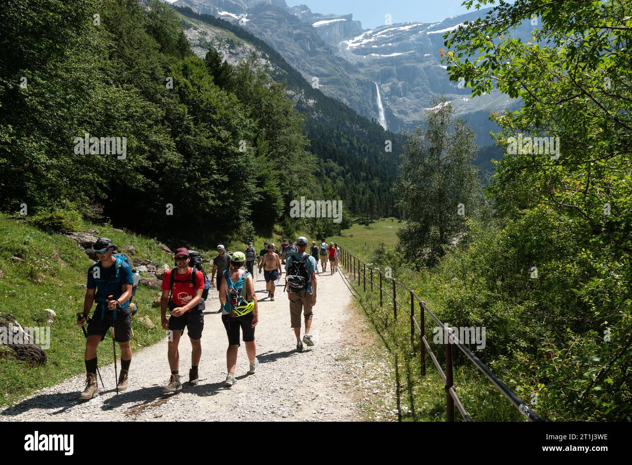 Les gens marchant dans la route Gavarnie, France Banque D'Images