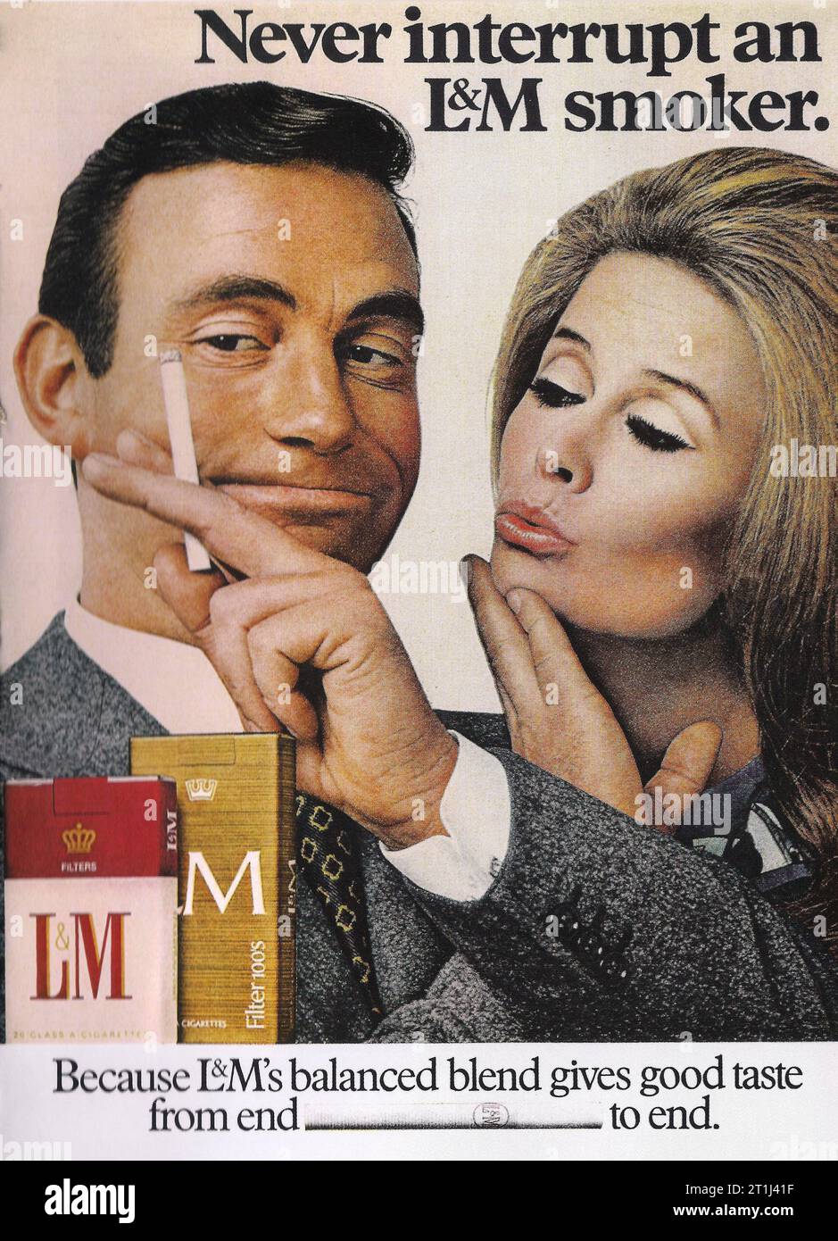 Publicité cigarettes L&M des années 1960. 'N'interrompez jamais un fumeur de L&M.' Banque D'Images