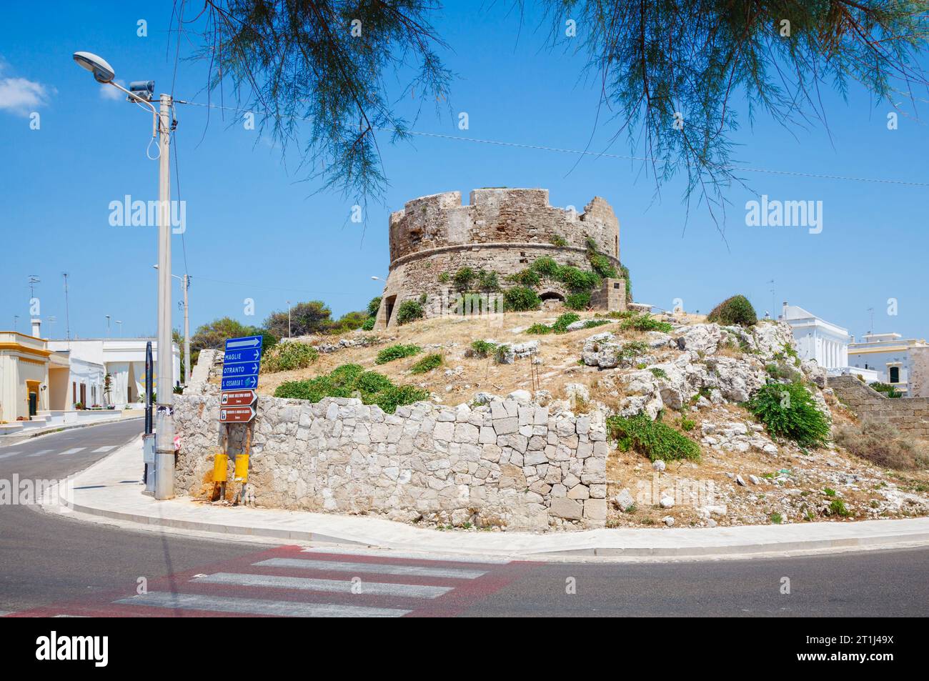 Dead Man's Tower, une tour de guet à Santa Maria di Leuca, un village sur la côte Adriatique à la pointe sud de la péninsule du Salento, dans le sud de l'Italie Banque D'Images