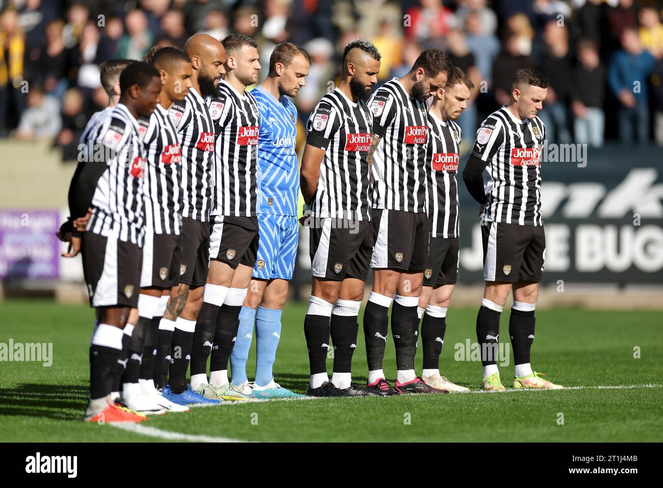 Les joueurs du comté de Notts observent un moment de silence pour les victimes du conflit israélo-palestinien avant le match de Sky Bet League Two à Meadow Lane, Nottingham. Date de la photo : Samedi 14 octobre 2023. Banque D'Images