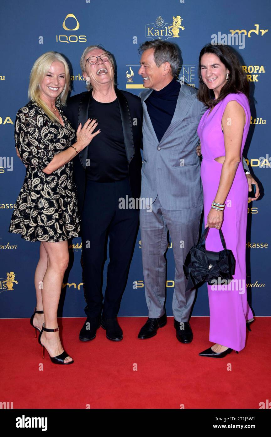 Gesine Lippert, Wolfgang Lippert, Jan Sosniok und Nadine Sosniok BEI der 29. Verleihung der Goldenen Henne 2023 im Studio 3 der Media City des MDR. Leipzig, 13.10.2023 *** Gesine Lippert, Wolfgang Lippert, Jan Sosniok et Nadine Sosniok lors de la cérémonie de remise des prix de la poule d'or 2023 29 au Studio 3 de la Cité des médias du MDR Leipzig, 13 10 2023 Foto:XF.xKernx/xFuturexImagex henne_3079 crédit : Imago/Alamy Live News Banque D'Images