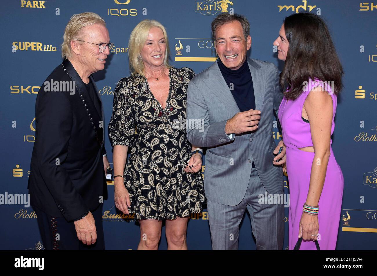 Gesine Lippert, Wolfgang Lippert, Jan Sosniok und Nadine Sosniok BEI der 29. Verleihung der Goldenen Henne 2023 im Studio 3 der Media City des MDR. Leipzig, 13.10.2023 *** Gesine Lippert, Wolfgang Lippert, Jan Sosniok et Nadine Sosniok lors de la cérémonie de remise des prix de la poule d'or 2023 29 au Studio 3 de la Cité des médias du MDR Leipzig, 13 10 2023 Foto:XF.xKernx/xFuturexImagex henne_3080 crédit : Imago/Alamy Live News Banque D'Images