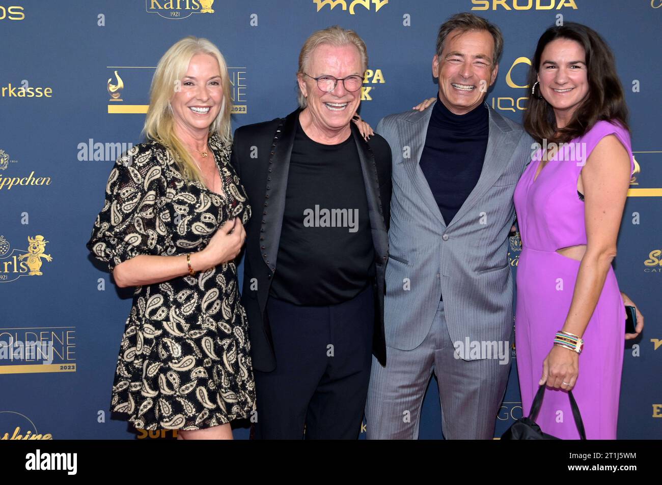 Gesine Lippert, Wolfgang Lippert, Jan Sosniok und Nadine Sosniok BEI der 29. Verleihung der Goldenen Henne 2023 im Studio 3 der Media City des MDR. Leipzig, 13.10.2023 *** Gesine Lippert, Wolfgang Lippert, Jan Sosniok et Nadine Sosniok lors de la cérémonie de remise des prix de la poule d'or 2023 29 au Studio 3 de la Cité des médias du MDR Leipzig, 13 10 2023 Foto:XF.xKernx/xFuturexImagex henne_3081 crédit : Imago/Alamy Live News Banque D'Images