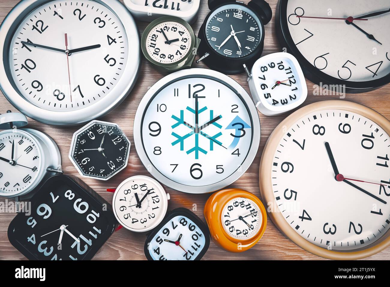 FOTONTAGE, Uhr mit Schneeflocke und Pfeil inmitten vieler Uhren, Symbolfoto Winterzeit *** PHOTOMONTAGE, horloge avec flocon de neige et flèche au milieu de nombreuses horloges, symbole photo heure d'hiver crédit : Imago/Alamy Live News Banque D'Images
