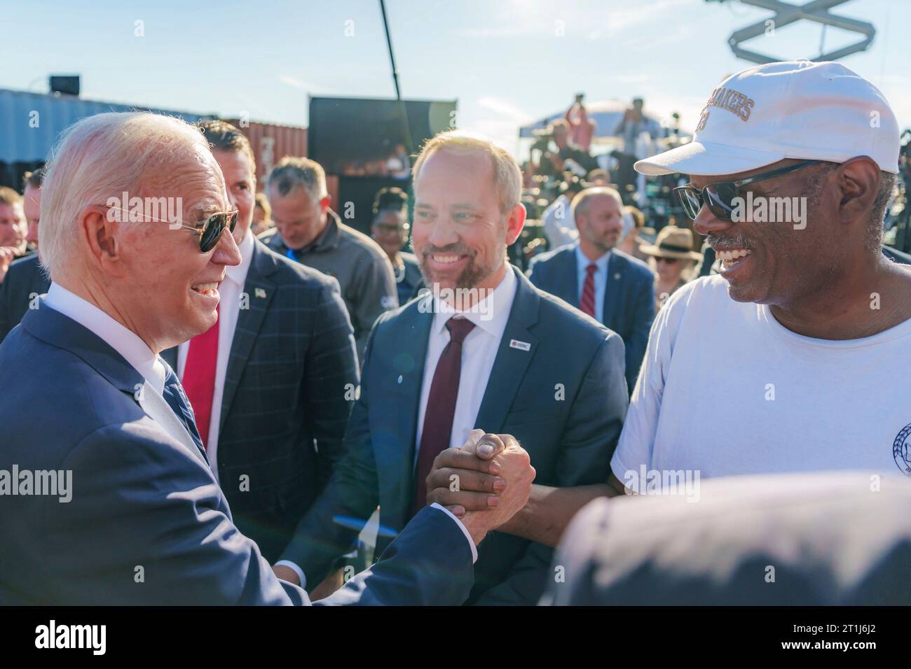 Philadelphie, États-Unis. 13 octobre 2023. Le président américain Joe Biden, à gauche, accueille les travailleurs syndicaux après avoir annoncé le financement de centres régionaux d’énergie propre lors d’un événement au terminal maritime de Tioga, le 13 octobre 2023 à Philadelphie, en Pennsylvanie. Crédit : Adam Schultz/White House photo/Alamy Live News Banque D'Images