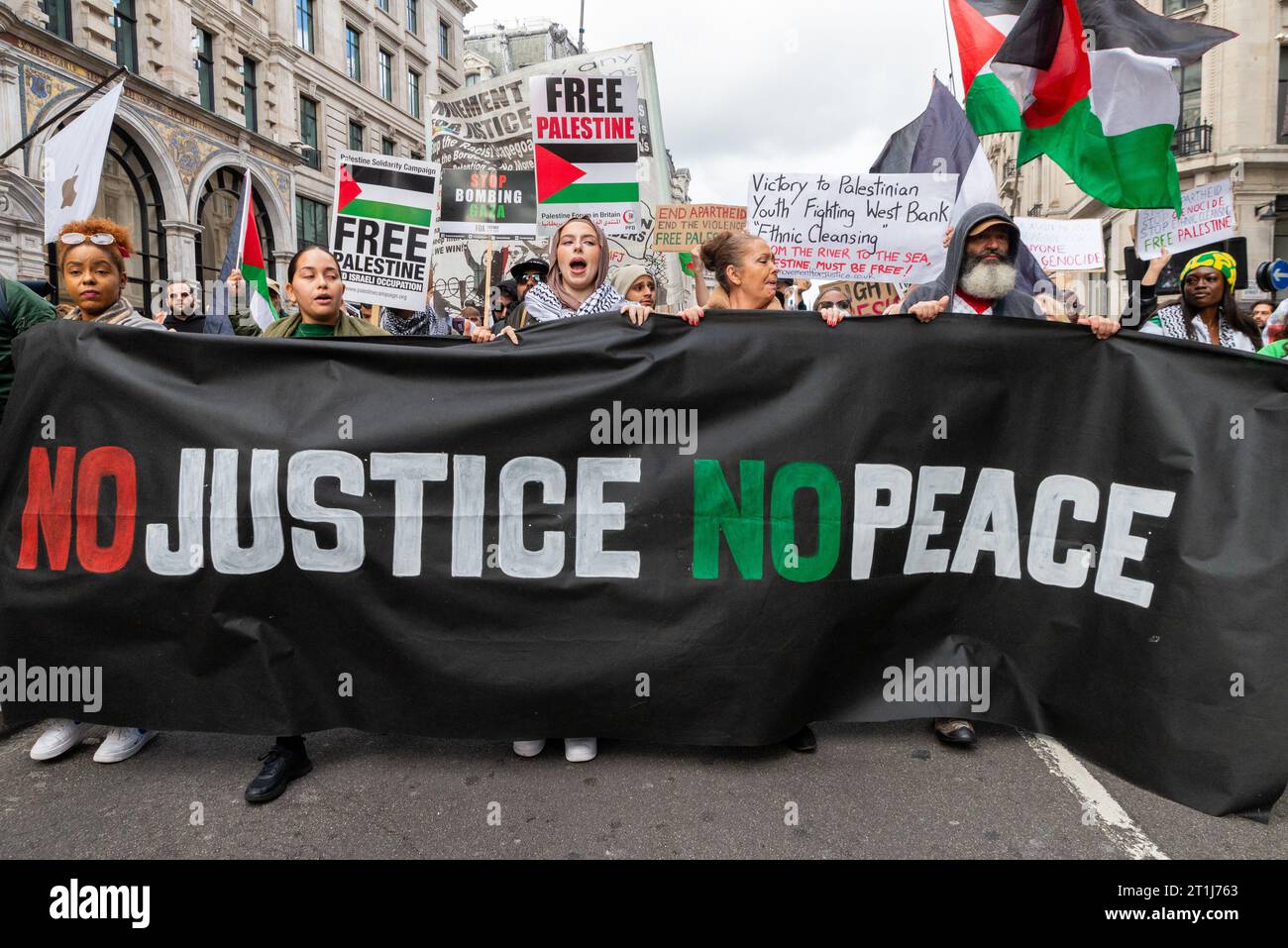 Regent Street, Londres, Royaume-Uni. 14 octobre 2023. Une manifestation a lieu contre l'escalade de l'action militaire dans la bande de Gaza alors que le conflit entre Israël et le Hamas se poursuit. Organisés par des groupes tels que Palestine Solidarity Campaign et Stop the War Coalition, intitulés « manifestation nationale : Marche pour la Palestine » et avec des appels à « mettre fin à la violence » et à « mettre fin à l’apartheid », les manifestants se sont rassemblés devant la BBC à Portland place et marchent sur Regent Street Banque D'Images