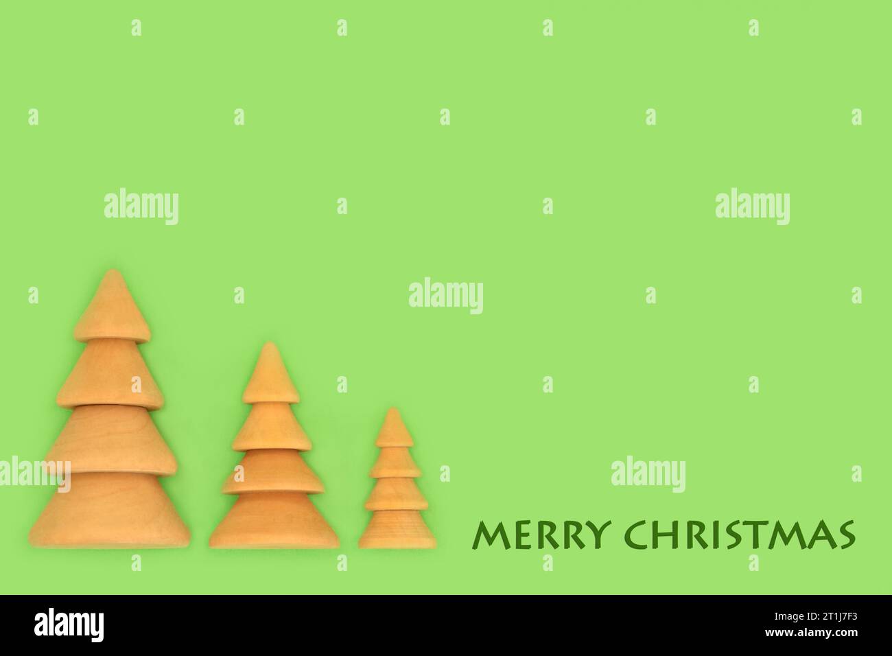 Joyeux arbre de Noël concept éco-design minimal sur vert pastel. Symbole de trio minimal festif pour les fêtes de fin d'année. Carte de vœux, menu, invitation. Banque D'Images Joyeux arbre de Noël concept éco-design minimal sur vert pastel. Symbole de trio minimal festif pour les fêtes de fin d'année. Carte de vœux, menu, invitation. Banque D'Images