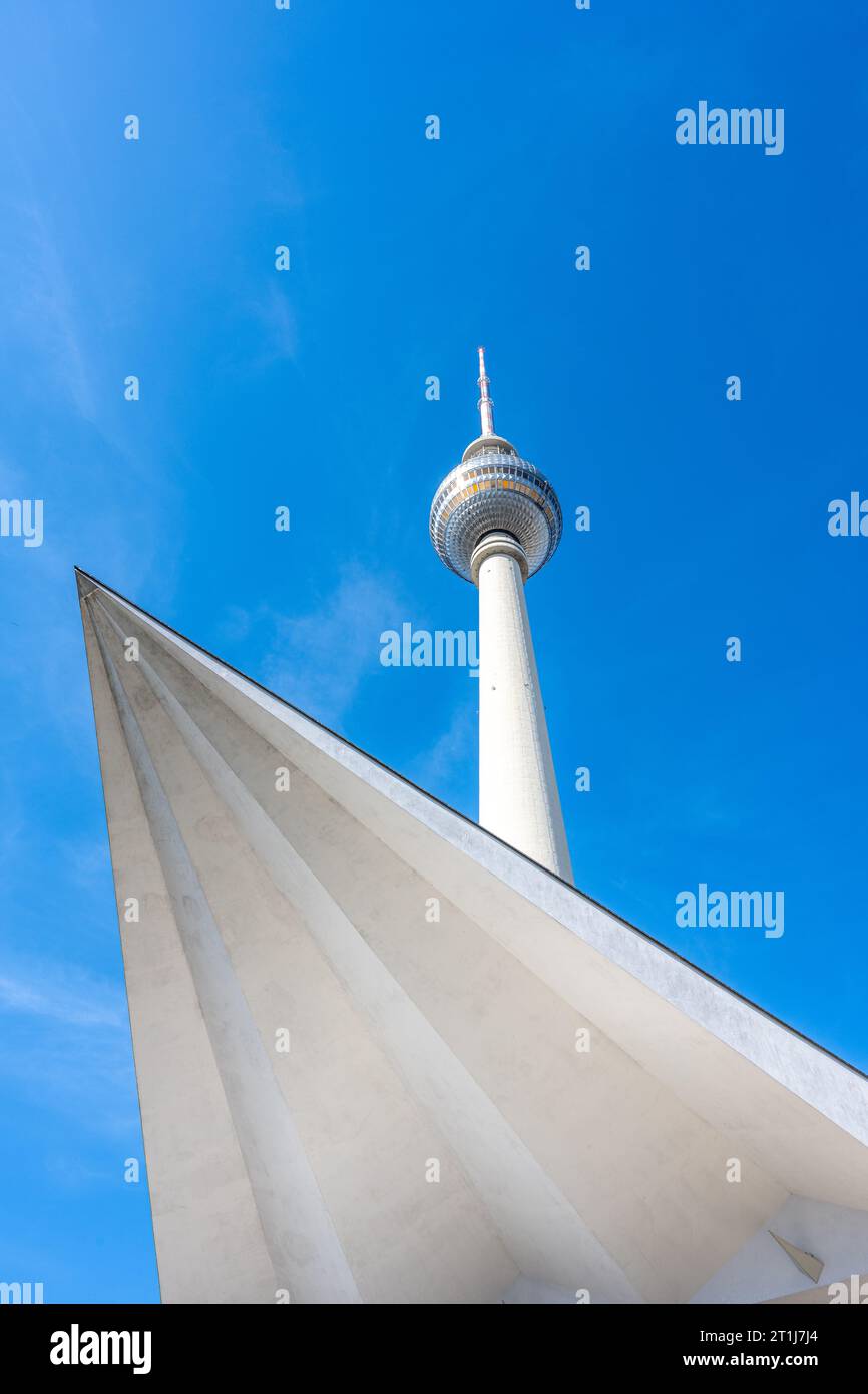 La célèbre tour de télévision de Berlin avec une partie de la structure de base Banque D'Images