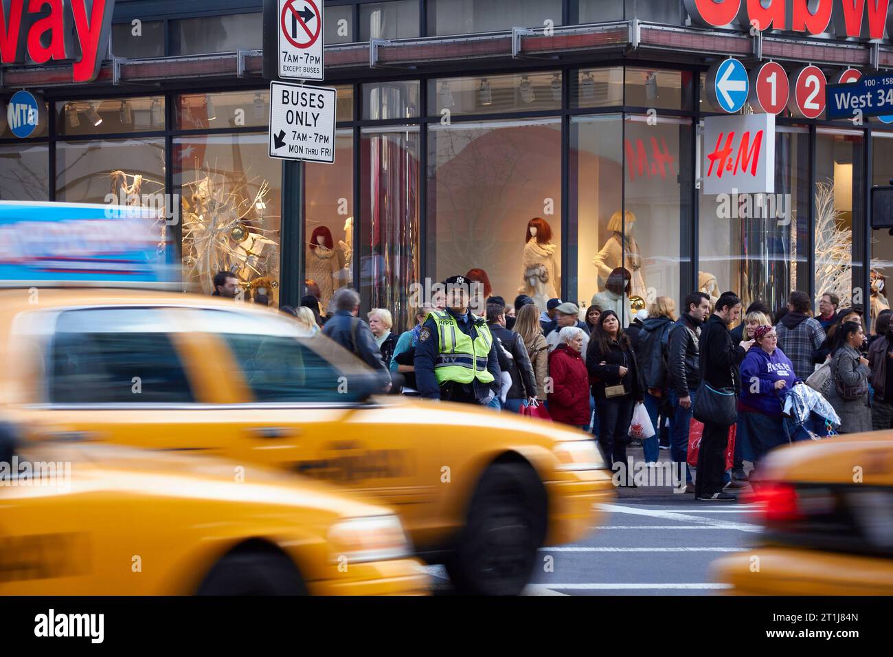 New York Traffic COP dirige le trafic pendant les heures de pointe, New York City. Banque D'Images