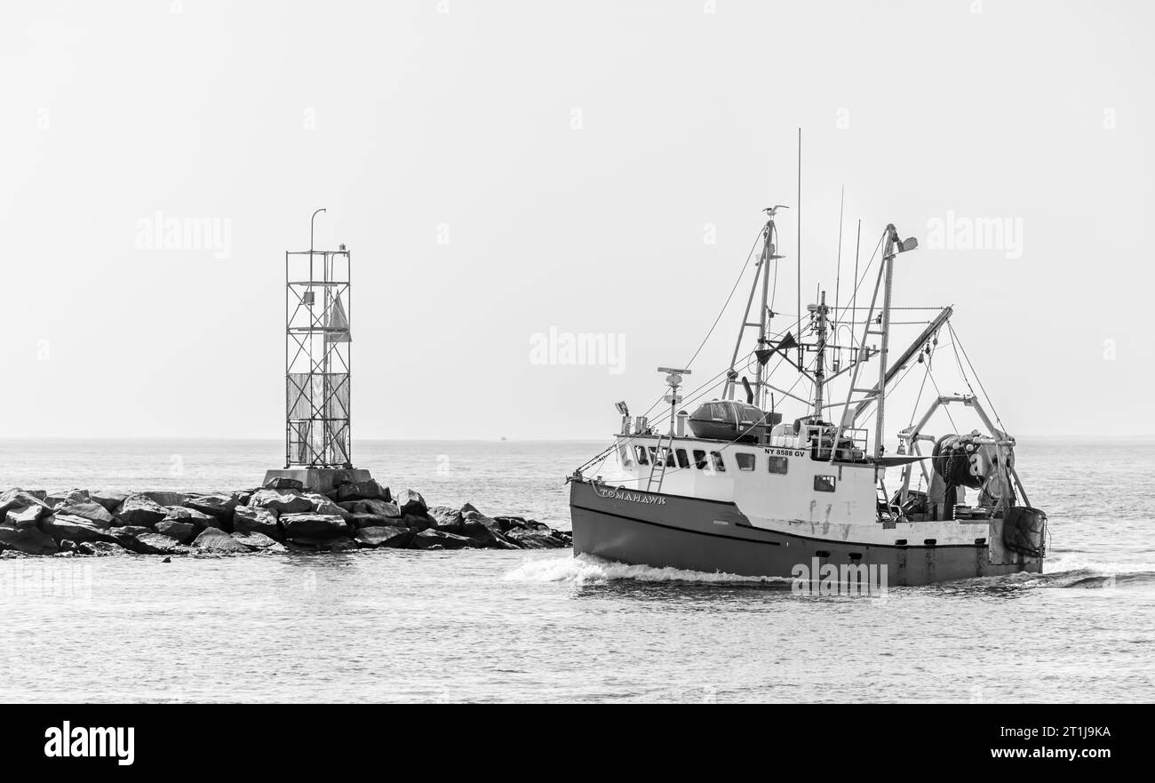 Navire de pêche commerciale, Tomahawk retournant sur les quais de montauk Banque D'Images