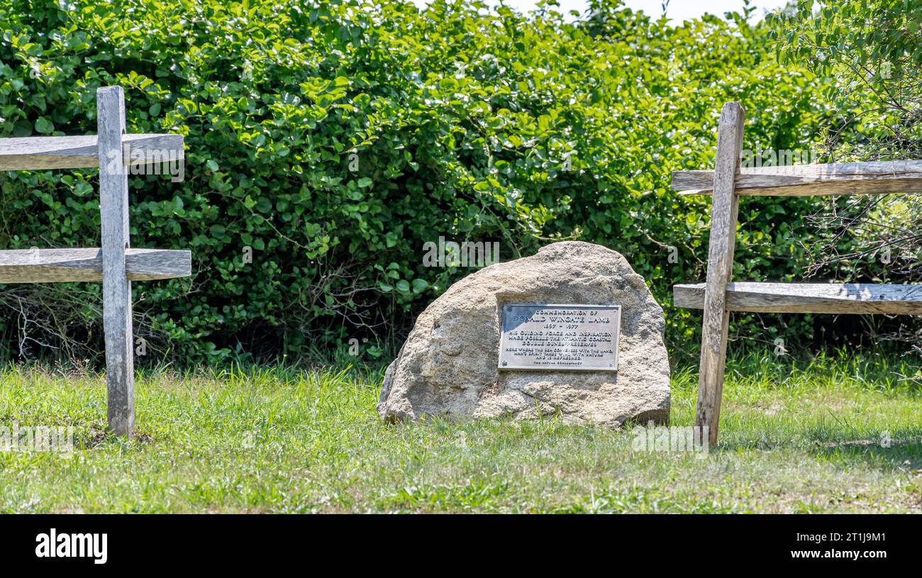 grande pierre avec une plaque de bronze en mémoire de donald wingate agneau et son travail pour les réserves de dunes doubles Banque D'Images