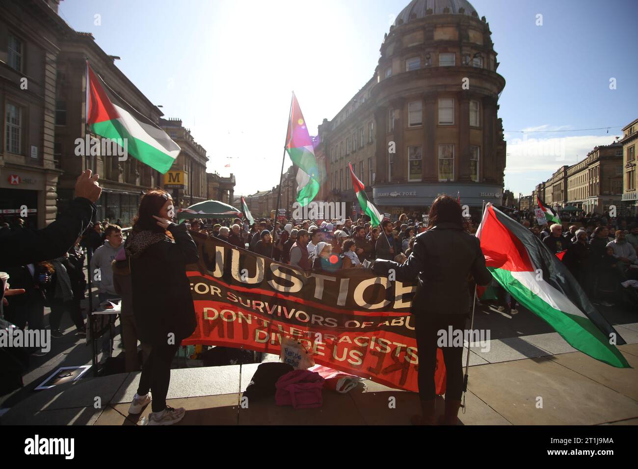 Manifestation de paix Israël-Palestine, Monument de Greay, la situation en Israël et en Palestine évolue activement, tout comme les besoins des civils dans la région. Le groupe terroriste Hamas a lancé une attaque terroriste contre Israël le 7 octobre qui a tué plus de 1 200 personnes. Newcastle upon Tyne, Royaume-Uni, 14 octobre 2023, crédit : DEW/Alamy Live News Banque D'Images