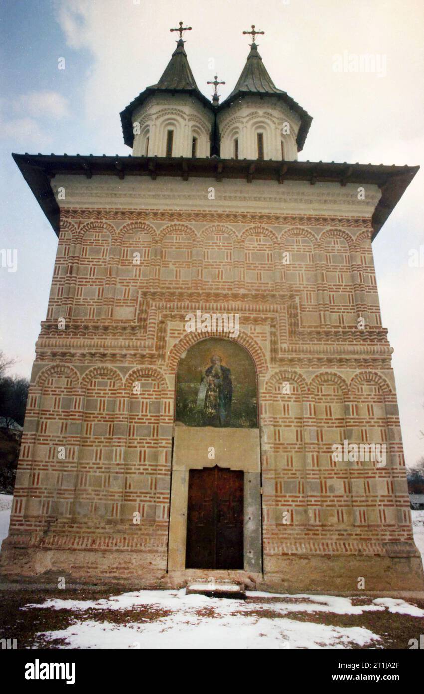 Tutana, comté d'Arges, Roumanie, 2000. Vue extérieure de St. Église Athanase au monastère de Tutana, monument historique du 15e siècle. Une fresque du saint patron au-dessus de l'entrée et l'inscription originale sculptée dans la pierre. Banque D'Images