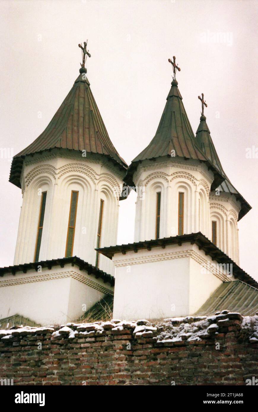 Tutana, comté d'Arges, Roumanie, 2000. Les tours de St. Église Athanase au monastère de Tutana, monument historique du 15e siècle. Banque D'Images