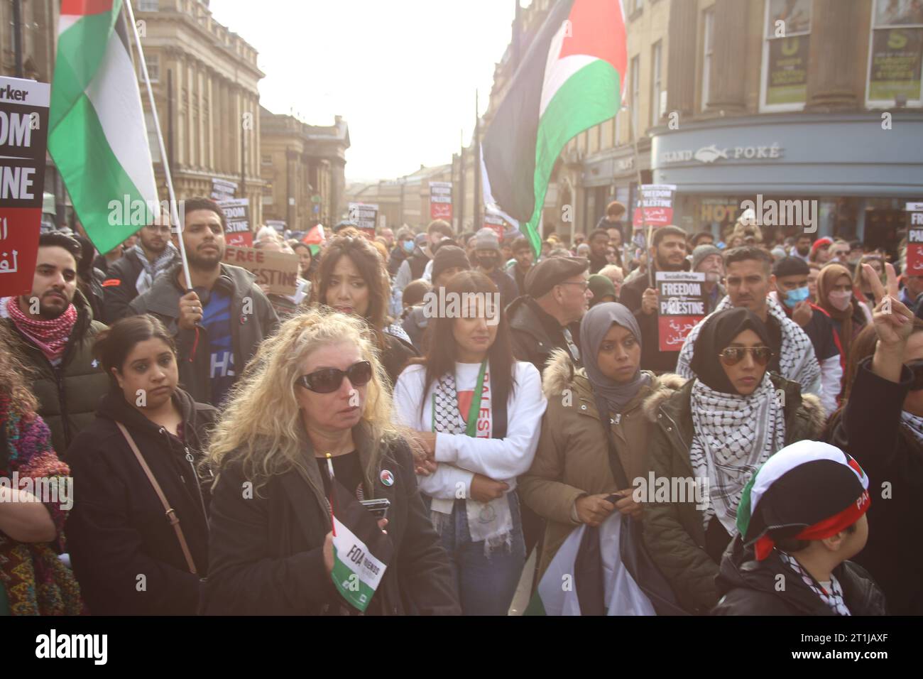 Manifestation de paix Israël-Palestine, Monument de Greay, la situation en Israël et en Palestine évolue activement, tout comme les besoins des civils dans la région. Le groupe terroriste Hamas a lancé une attaque terroriste contre Israël le 7 octobre qui a tué plus de 1 200 personnes. Newcastle upon Tyne, Royaume-Uni, 14 octobre 2023, crédit : DEW/Alamy Live News Banque D'Images