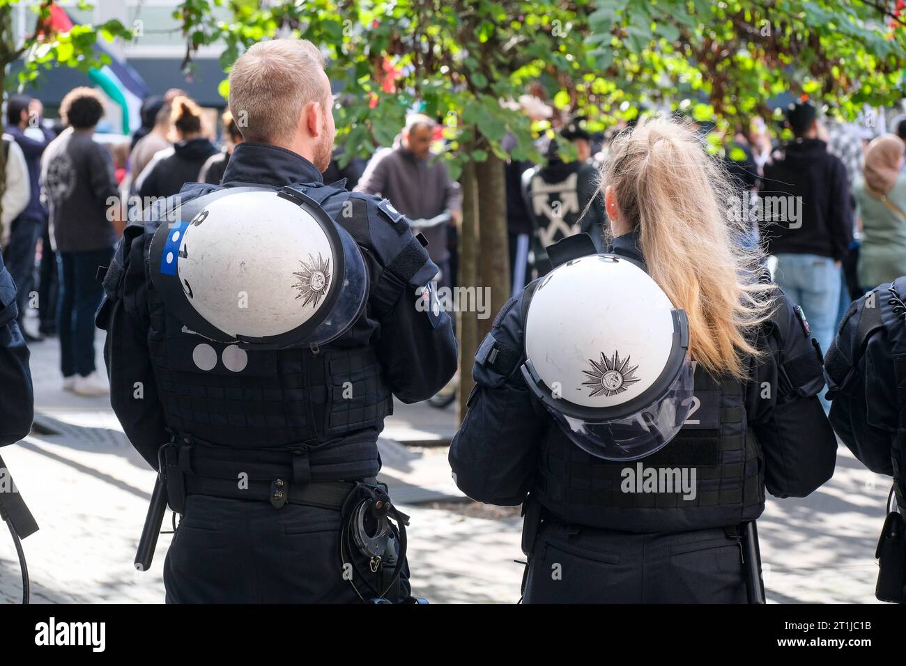 Düsseldorf 14.10.2023 démonstration Pro-Palästinensische Palästinenser Hauptbahnhof Hamas-Terror Militäraktion Israel Gaza Gazastreifen Gazastreifen Palästina-Fahnen Hass-Plakate Freiheit für Palästina Polizei Polizisten Einsatzhundertschaft Bereitschaftspolizei NRW Blaulicht Polizeiausrüstung Polizeikleidung Dienstkleidung uniforme Schutzhelm Polizeischutzhelm Polizeihelm Düsseldorf Nordrhein-Westfalen Deutschland *** Dusseldorf 14 10 2023 Pro manifestation palestinienne démonstration de la station principale palestinienne Hamas terreur action militaire Israël Gaza bande de Gaza les drapeaux palestiniens détestent les affiches liberté fo Banque D'Images