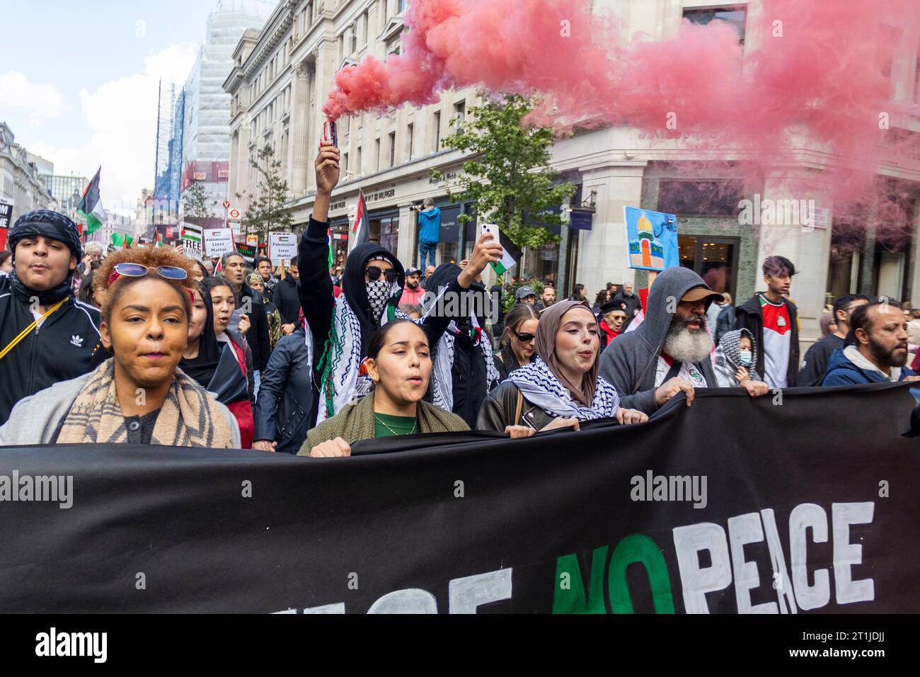 Londres, Royaume-Uni. 14 octobre 2023. Des dizaines de milliers de manifestants pro-palestiniens ont défilé dans les rues de Londres, se déplaçant de la BBC vers Trafalgar Square, appelant à la fin du siège. Crédit : Sinai Noor/Alamy Live News Banque D'Images