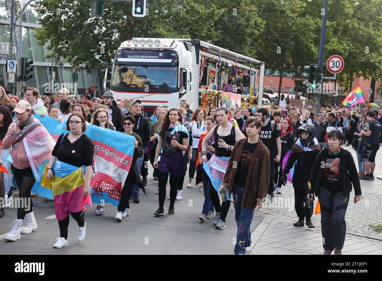 Iéna, Allemagne. 14 octobre 2023. Les participants de la marche Christopher Street Day à travers le centre-ville. Christoper Street Day commémore les soulèvements de 1969 de la communauté queer sur Christoper Street à New York (États-Unis) et représente la visibilité et l'égalité des personnes gays, transgenres, bisexuelles, queer et intersexuées. Crédit : Bodo Schackow/dpa/Alamy Live News Banque D'Images