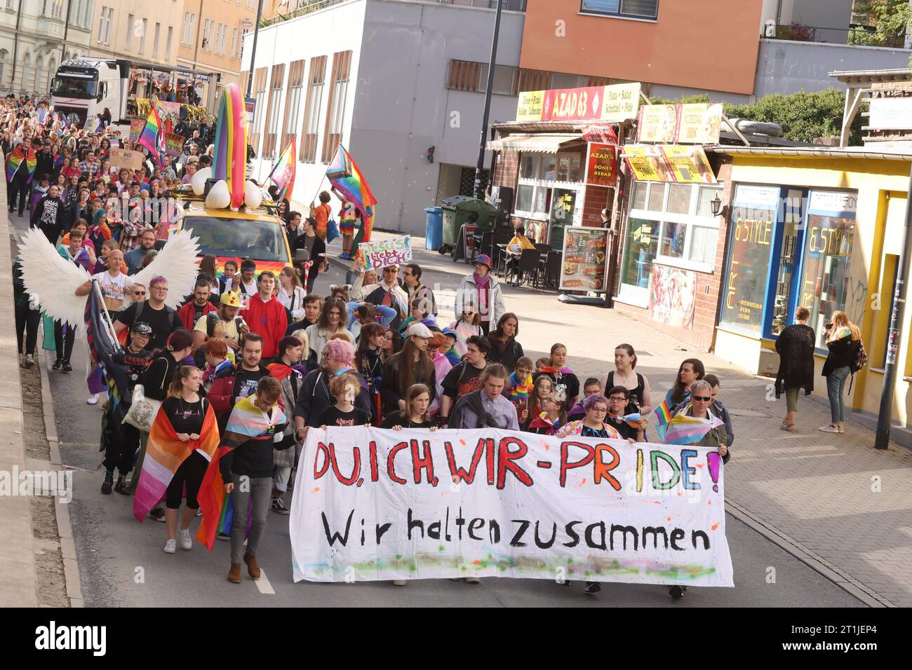 Iéna, Allemagne. 14 octobre 2023. Les participants de la marche Christopher Street Day à travers le centre-ville. Christoper Street Day commémore les soulèvements de 1969 de la communauté queer sur Christoper Street à New York (États-Unis) et représente la visibilité et l'égalité des personnes gays, transgenres, bisexuelles, queer et intersexuées. Crédit : Bodo Schackow/dpa/Alamy Live News Banque D'Images