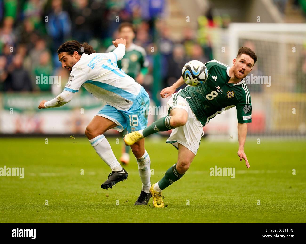 Manuel Battistini (à gauche) de Saint-Marin et Paul Smyth d'Irlande du Nord se battent pour le ballon lors du match de qualification de l'UEFA Euro 2024 du Groupe H au Windsor Park, Belfast. Date de la photo : Samedi 14 octobre 2023. Banque D'Images