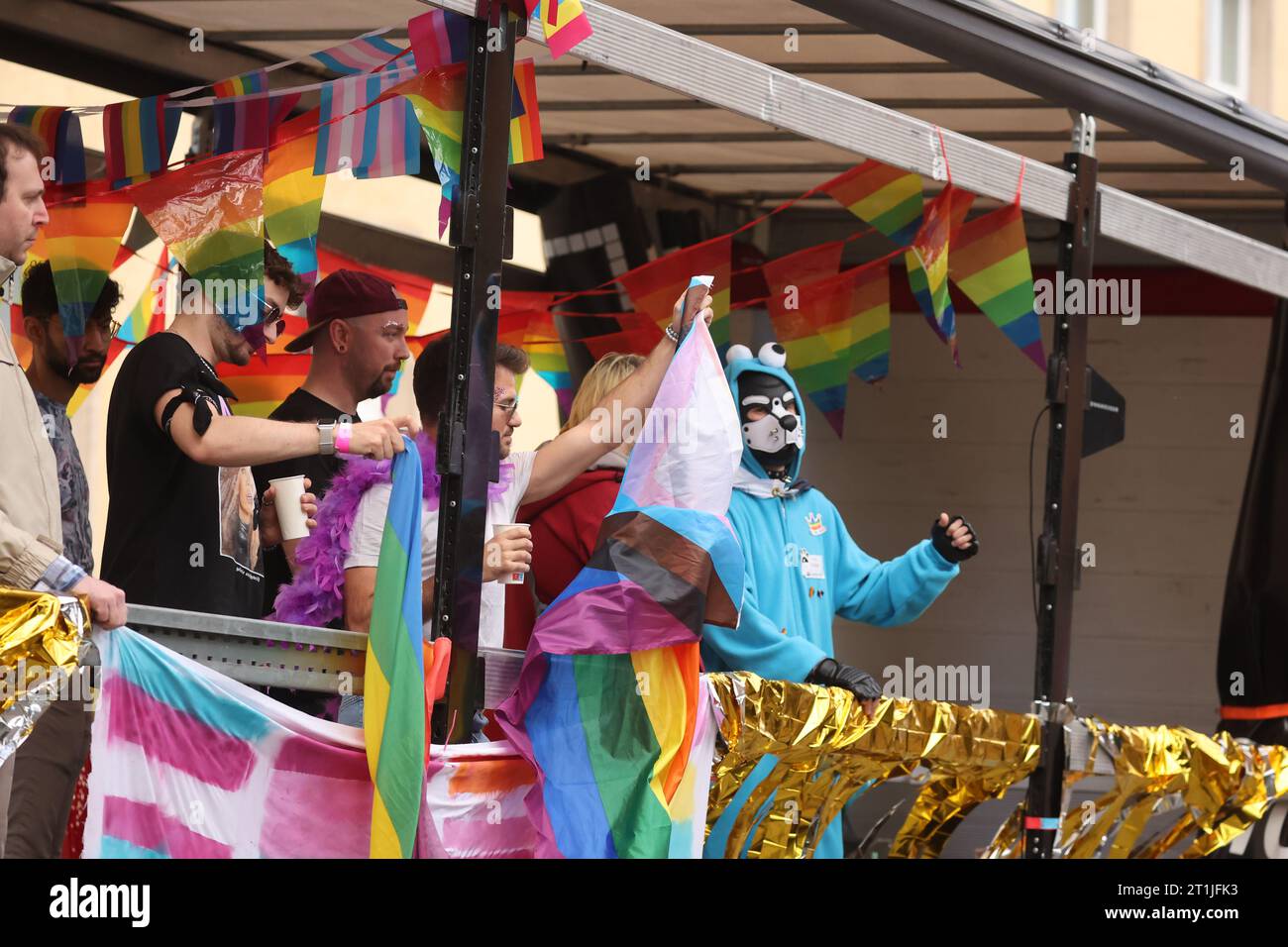 Iéna, Allemagne. 14 octobre 2023. Les participants de la marche Christopher Street Day à travers le centre-ville. Christoper Street Day commémore les soulèvements de 1969 de la communauté queer sur Christoper Street à New York (États-Unis) et représente la visibilité et l'égalité des personnes gays, transgenres, bisexuelles, queer et intersexuées. Crédit : Bodo Schackow/dpa/Alamy Live News Banque D'Images