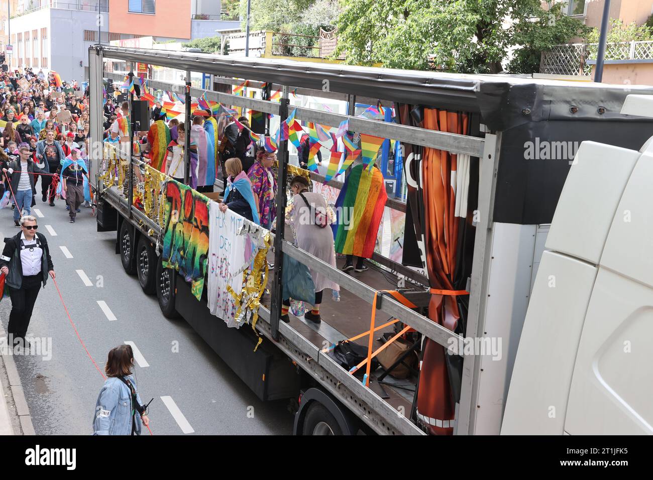 Iéna, Allemagne. 14 octobre 2023. Les participants de la marche Christopher Street Day à travers le centre-ville. Christoper Street Day commémore les soulèvements de 1969 de la communauté queer sur Christoper Street à New York (États-Unis) et représente la visibilité et l'égalité des personnes gays, transgenres, bisexuelles, queer et intersexuées. Crédit : Bodo Schackow/dpa/Alamy Live News Banque D'Images