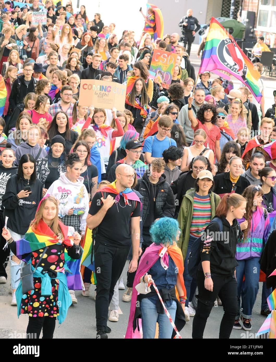 Iéna, Allemagne. 14 octobre 2023. Les participants de la marche Christopher Street Day à travers le centre-ville. Christoper Street Day commémore les soulèvements de 1969 de la communauté queer sur Christoper Street à New York (États-Unis) et représente la visibilité et l'égalité des personnes gays, transgenres, bisexuelles, queer et intersexuées. Crédit : Bodo Schackow/dpa/Alamy Live News Banque D'Images