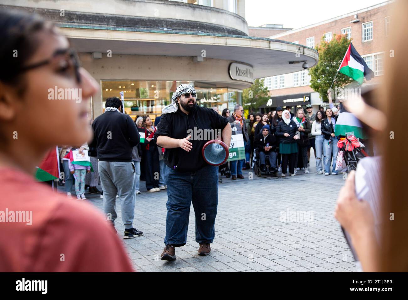 Free Palestine Protest Exeter centre-ville - homme sur le tambour au centre du cercle Banque D'Images