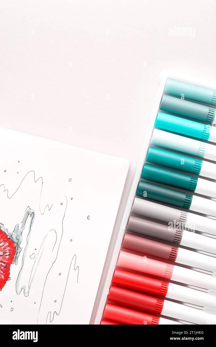 Petit croquis de peinture et collection de marqueurs en feutre colorés. Spectre rose et turquoise. Peinture, arts, hobby et modèle d'activité de loisirs Banque D'Images