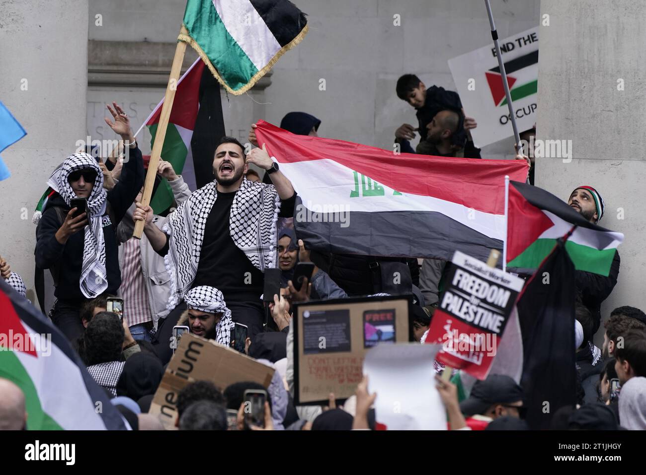 Manifestants lors d'une manifestation de Manchester Palestine action et d'une marche à Manchester. Date de la photo : Samedi 14 octobre 2023. Banque D'Images