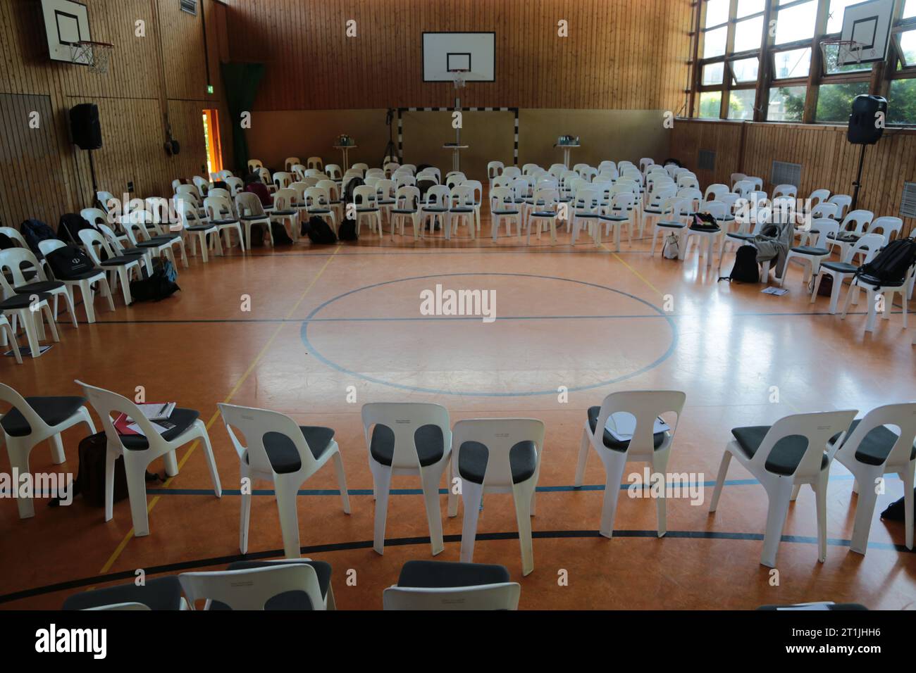 Chaises en plastique blanc lors d'une conférence Banque D'Images