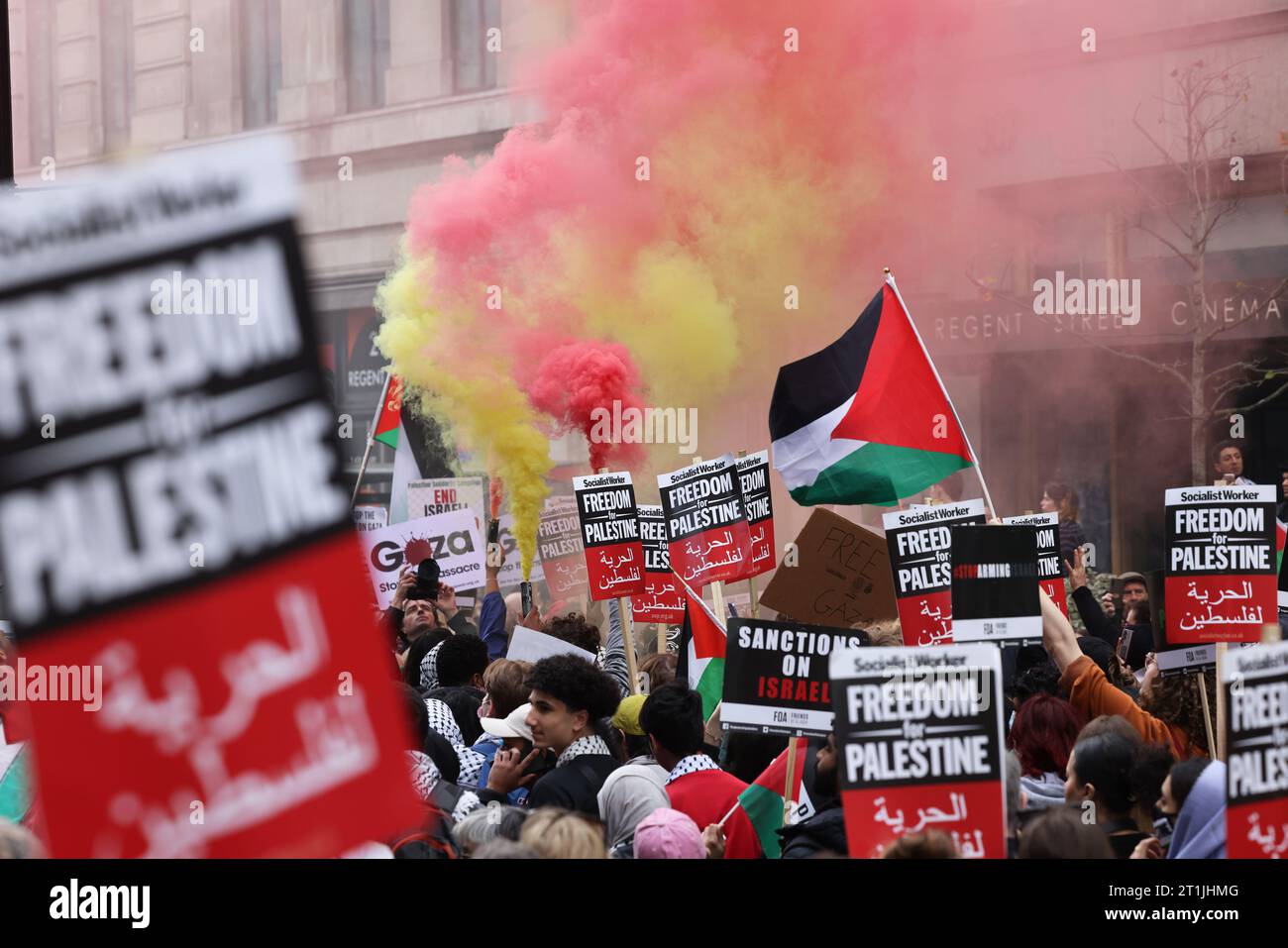 Londres, Royaume-Uni, 14 octobre 2023. la marche pro-palestinienne attire des milliers de personnes dans le centre de Londres, les gens brandissent des drapeaux palestiniens et appellent Israël à cesser de bombarder Gaza. Des fusées éclairantes ont été larguées aux couleurs de la Palestine. Crédit : Monica Wells/A;amy Live News Banque D'Images