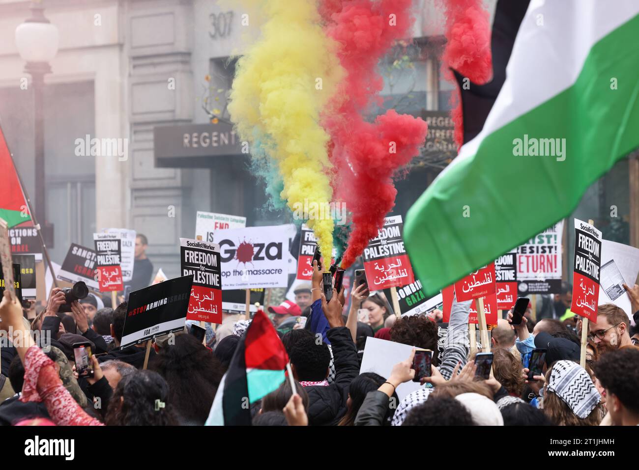 Londres, Royaume-Uni, 14 octobre 2023. la marche pro-palestinienne attire des milliers de personnes dans le centre de Londres, les gens brandissent des drapeaux palestiniens et appellent Israël à cesser de bombarder Gaza. Des fusées éclairantes ont été larguées aux couleurs de la Palestine. Crédit : Monica Wells/A;amy Live News Banque D'Images