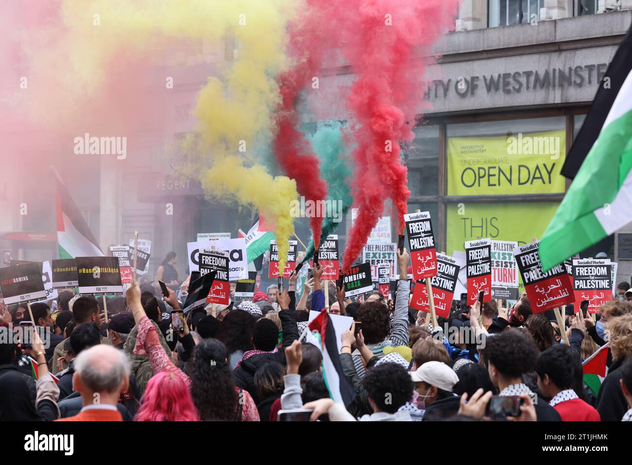 Londres, Royaume-Uni, 14 octobre 2023. la marche pro-palestinienne attire des milliers de personnes dans le centre de Londres, les gens brandissent des drapeaux palestiniens et appellent Israël à cesser de bombarder Gaza. Des fusées éclairantes ont été larguées aux couleurs de la Palestine. Crédit : Monica Wells/A;amy Live News Banque D'Images