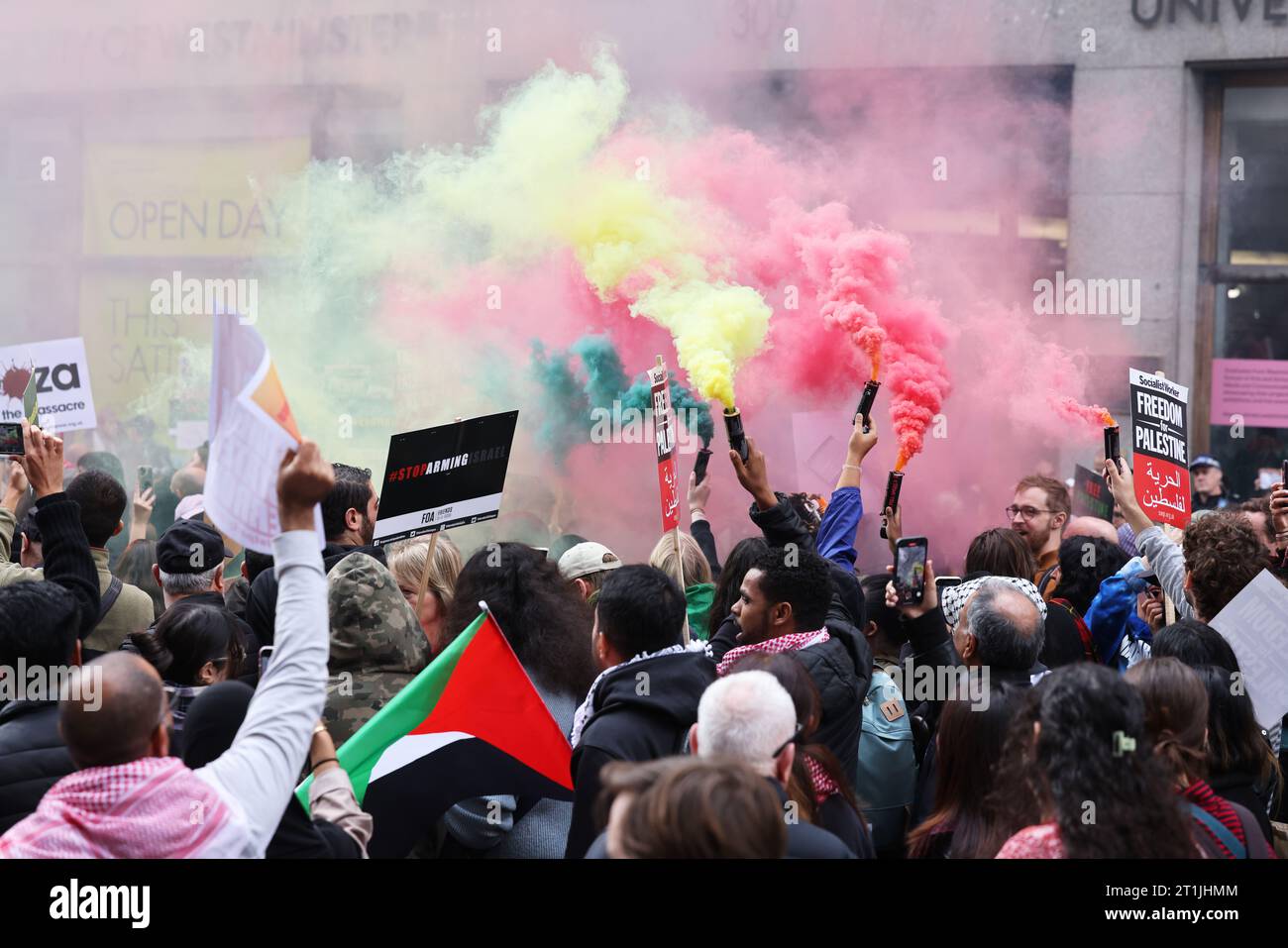 Londres, Royaume-Uni, 14 octobre 2023. la marche pro-palestinienne attire des milliers de personnes dans le centre de Londres, les gens brandissent des drapeaux palestiniens et appellent Israël à cesser de bombarder Gaza. Des fusées éclairantes ont été larguées aux couleurs de la Palestine. Crédit : Monica Wells/A;amy Live News Banque D'Images