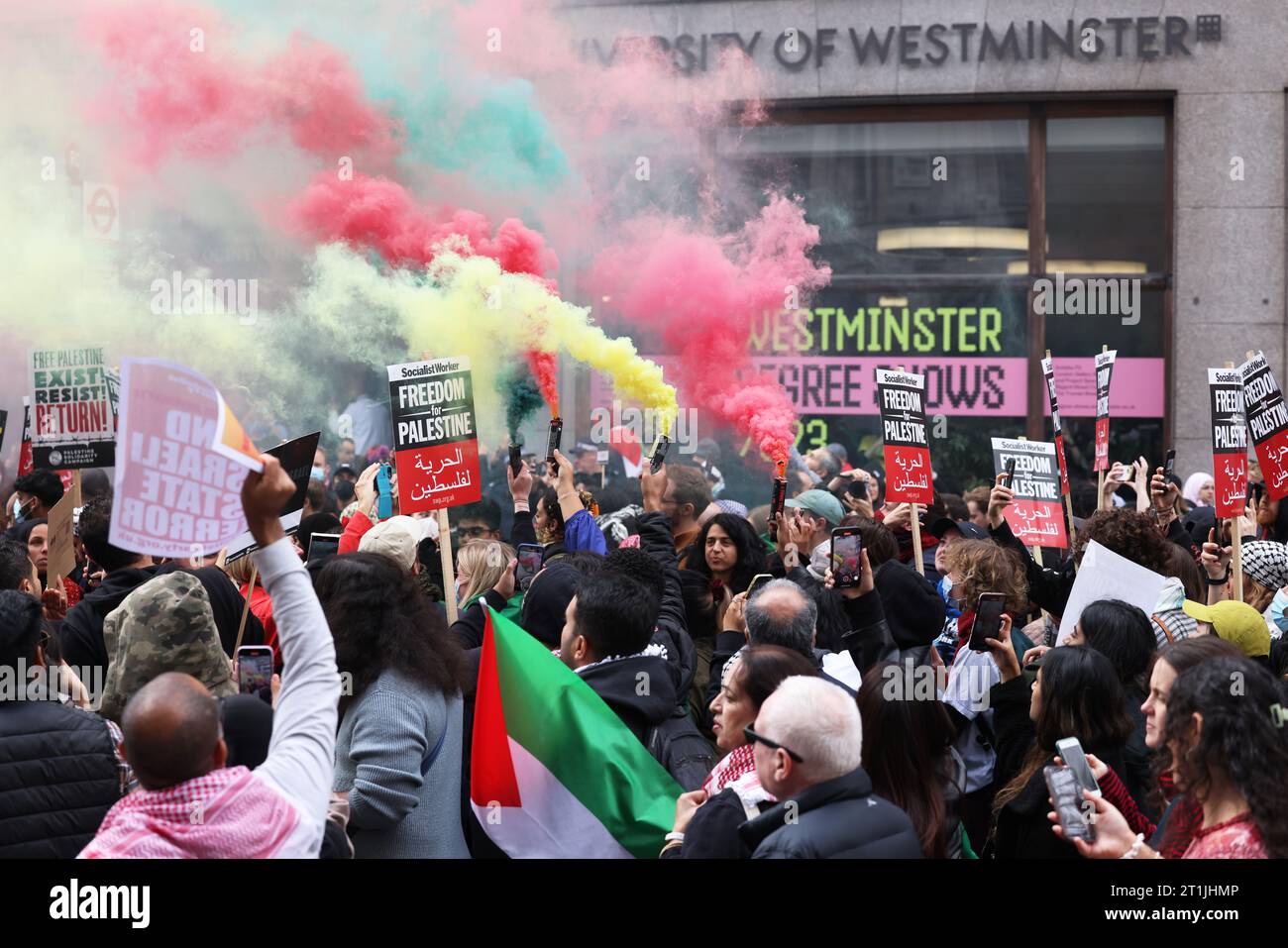 Londres, Royaume-Uni, 14 octobre 2023. la marche pro-palestinienne attire des milliers de personnes dans le centre de Londres, les gens brandissent des drapeaux palestiniens et appellent Israël à cesser de bombarder Gaza. Des fusées éclairantes ont été larguées aux couleurs de la Palestine. Crédit : Monica Wells/A;amy Live News Banque D'Images