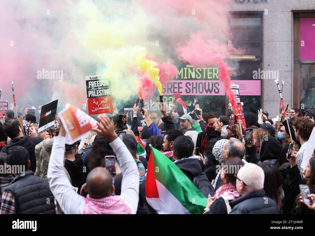 Londres, Royaume-Uni, 14 octobre 2023. la marche pro-palestinienne attire des milliers de personnes dans le centre de Londres, les gens brandissent des drapeaux palestiniens et appellent Israël à cesser de bombarder Gaza. Des fusées éclairantes ont été larguées aux couleurs de la Palestine. Crédit : Monica Wells/A;amy Live News Banque D'Images