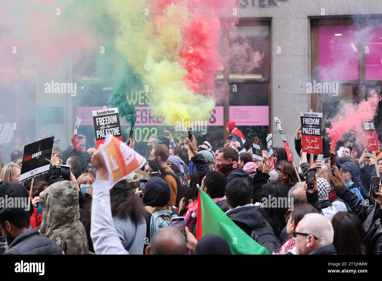 Londres, Royaume-Uni, 14 octobre 2023. la marche pro-palestinienne attire des milliers de personnes dans le centre de Londres, les gens brandissent des drapeaux palestiniens et appellent Israël à cesser de bombarder Gaza. Des fusées éclairantes ont été larguées aux couleurs de la Palestine. Crédit : Monica Wells/A;amy Live News Banque D'Images