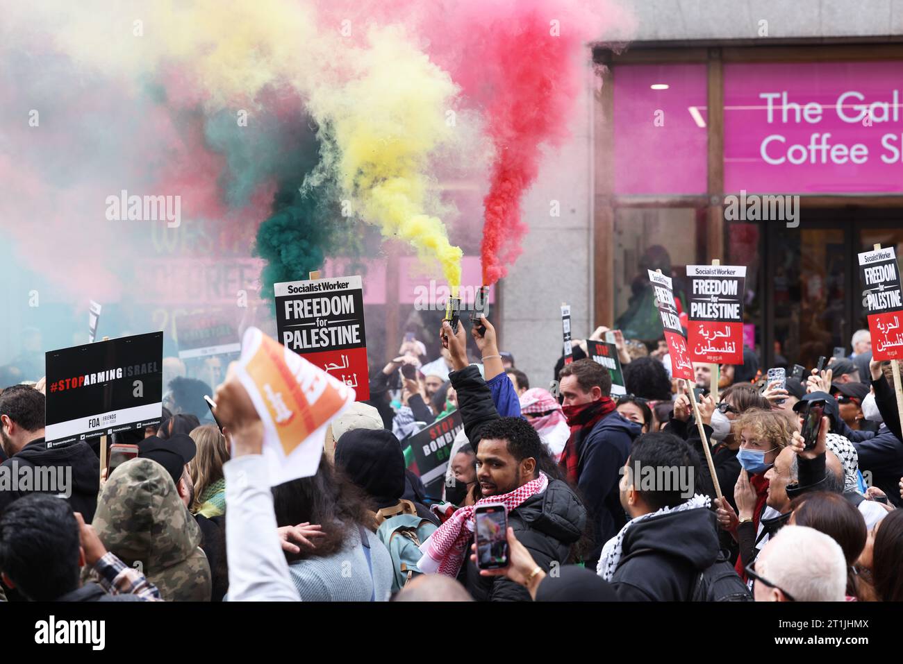Londres, Royaume-Uni, 14 octobre 2023. la marche pro-palestinienne attire des milliers de personnes dans le centre de Londres, les gens brandissent des drapeaux palestiniens et appellent Israël à cesser de bombarder Gaza. Des fusées éclairantes ont été larguées aux couleurs de la Palestine. Crédit : Monica Wells/A;amy Live News Banque D'Images