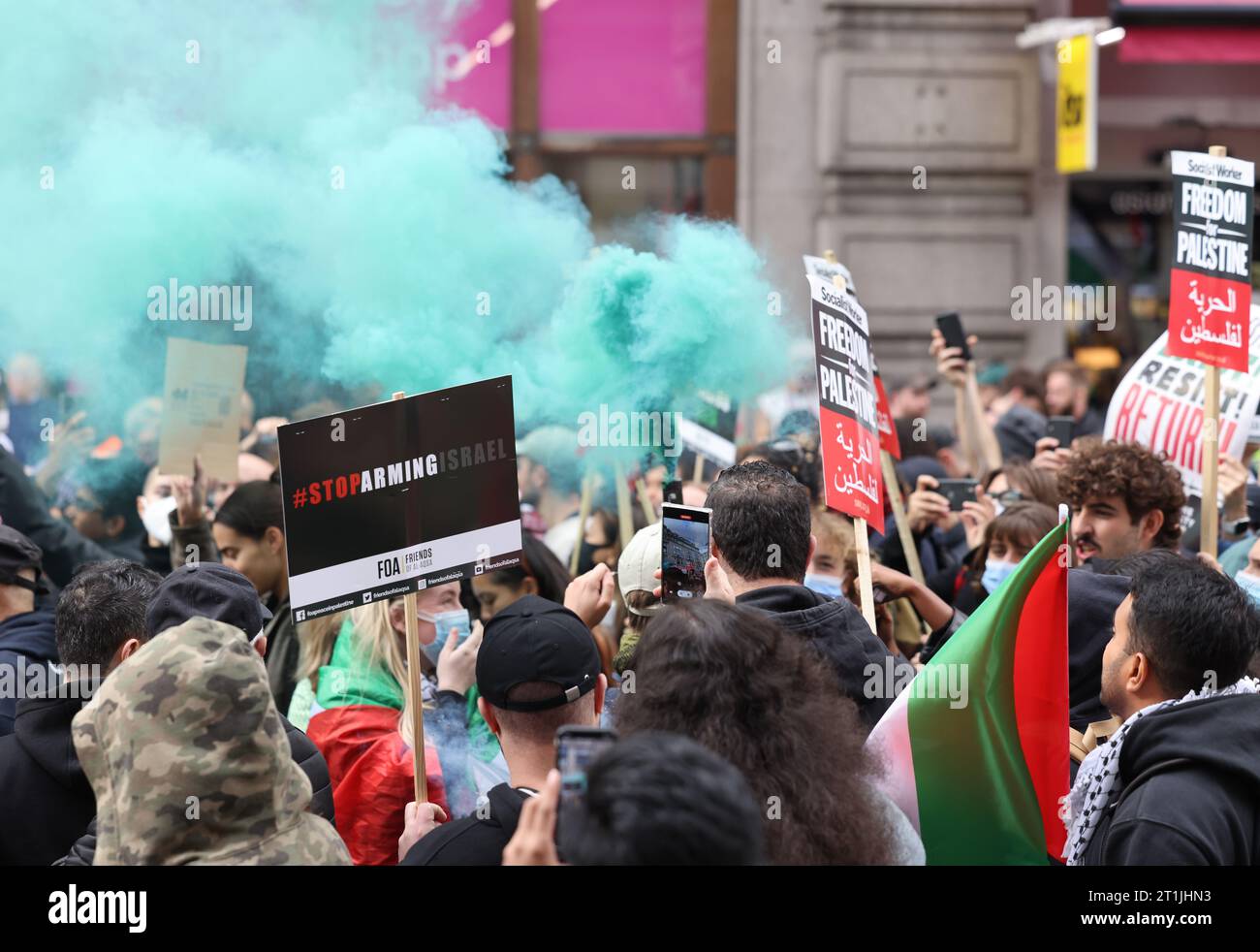Londres, Royaume-Uni, 14 octobre 2023. la marche pro-palestinienne attire des milliers de personnes dans le centre de Londres, les gens brandissent des drapeaux palestiniens et appellent Israël à cesser de bombarder Gaza. Des fusées éclairantes ont été larguées aux couleurs de la Palestine. Crédit : Monica Wells/A;amy Live News Banque D'Images