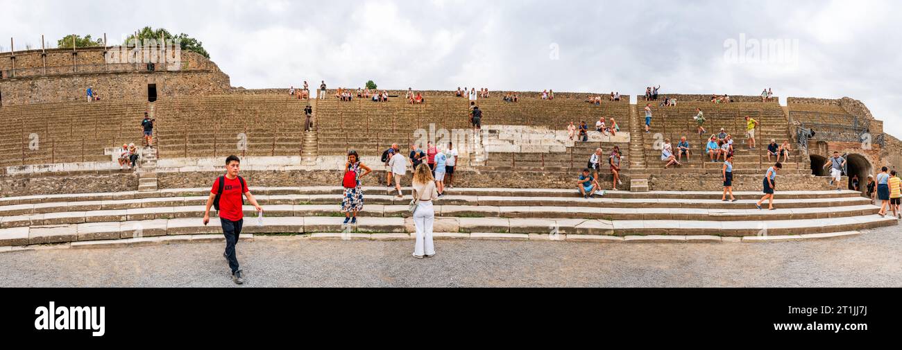 POMPÉI, ITALIE - SEPTEMBRE 20 2023 : ruines du Grand Théâtre de Pompéi, une ancienne ville enterrée par l'éruption du Vésuve en 79 après JC. Banque D'Images
