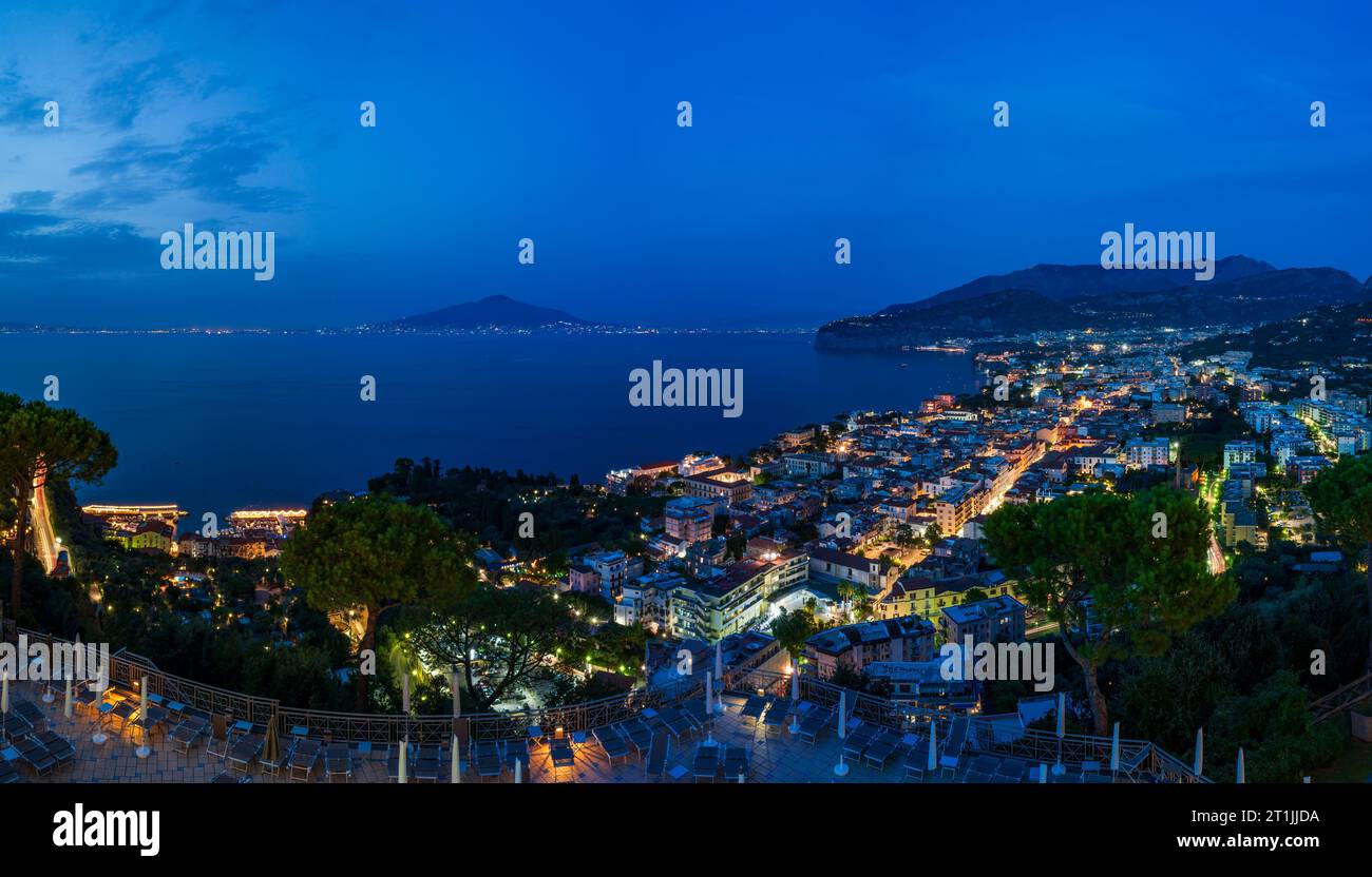 Vue panoramique sur Sorrente et le Vésuve à travers la baie de Naples en Italie au crépuscule Banque D'Images