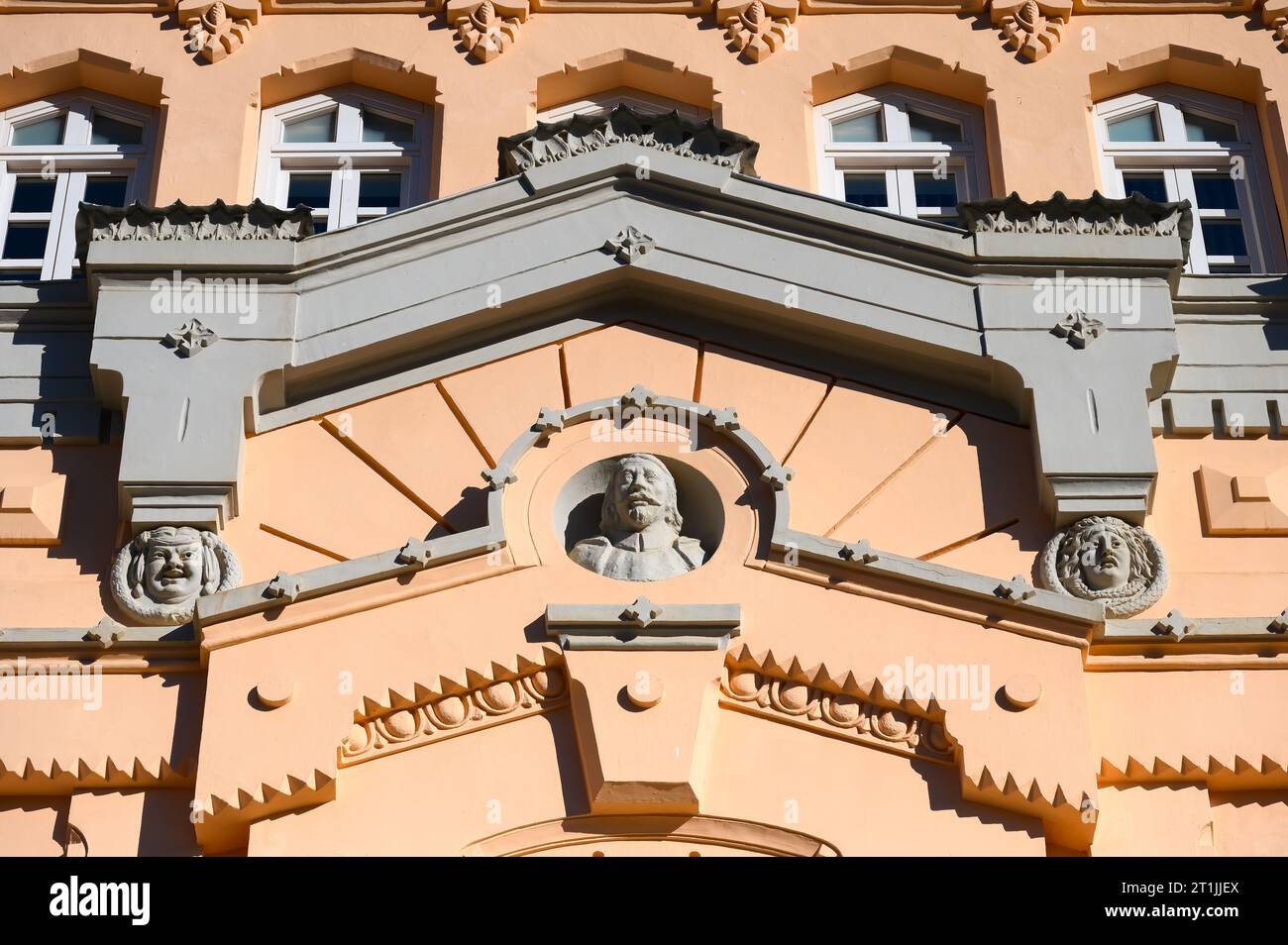 Buste d'une personnalité décorant la structure capitale sur une porte. Élément architectural dans la façade ou le mur extérieur du Théâtre Romea. Banque D'Images