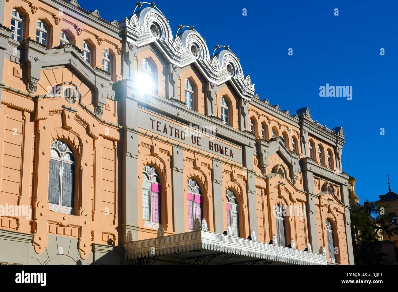 Réflexion de la lumière du soleil sur une fenêtre. Élément architectural dans la façade ou le mur extérieur du Théâtre Romea. Banque D'Images