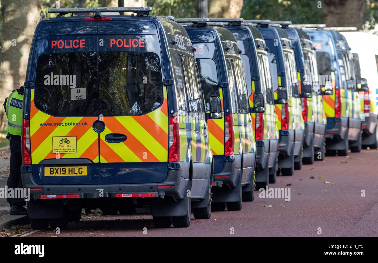 Westminster, Londres, Royaume-Uni. 14 octobre 2023. Des groupes opposés manifestent dans le centre de Londres en réponse à la crise actuelle entre Israël et le Hamas à Gaza. Israël a déclaré qu'un état de guerre existe entre les deux régions suite à l'attaque du Hamas contre Israël le week-end dernier qui a entraîné la mort de plus de 1000 hommes israéliens, femmes et enfants. Ceux qui soutiennent la Palestine sont préoccupés par la réponse de l'armée israélienne. Crédit : Newspics UK London/Alamy Live News Banque D'Images