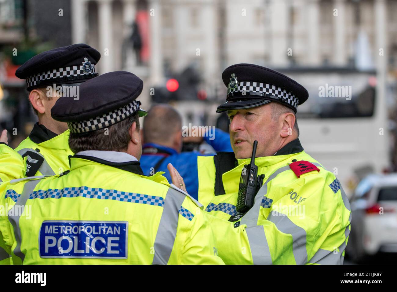 Westminster, Londres, Royaume-Uni. 14 octobre 2023. Des groupes opposés manifestent dans le centre de Londres en réponse à la crise actuelle entre Israël et le Hamas à Gaza. Israël a déclaré qu'un état de guerre existe entre les deux régions suite à l'attaque du Hamas contre Israël le week-end dernier qui a entraîné la mort de plus de 1000 hommes israéliens, femmes et enfants. Ceux qui soutiennent la Palestine sont préoccupés par la réponse de l'armée israélienne. Crédit : Newspics UK London/Alamy Live News Banque D'Images