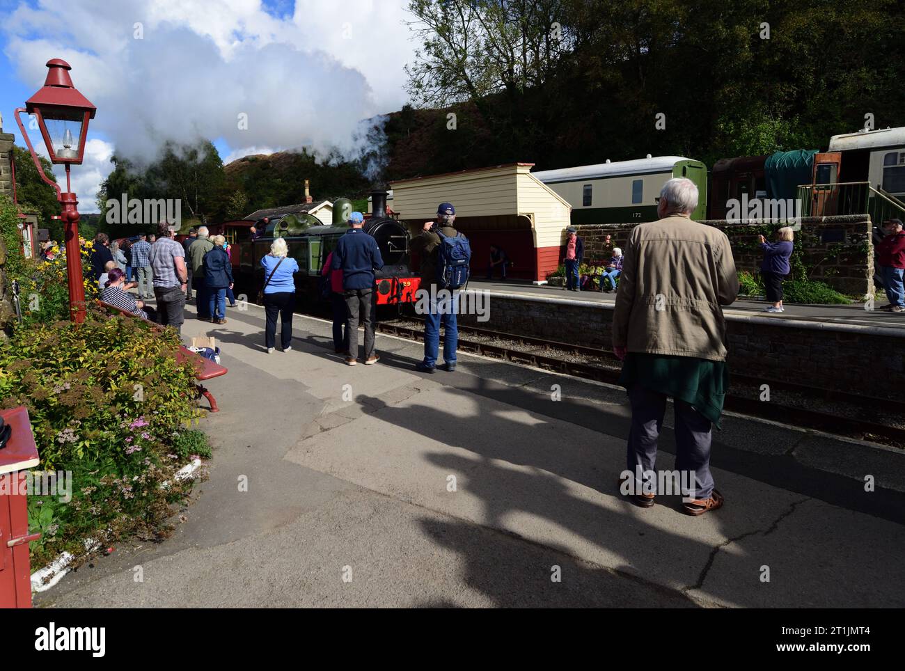 Les gens qui regardent un train à vapeur arriver à la gare de Goathland sur le North Yorkshire Moors Railway, lors de leur gala du 50e anniversaire. Banque D'Images