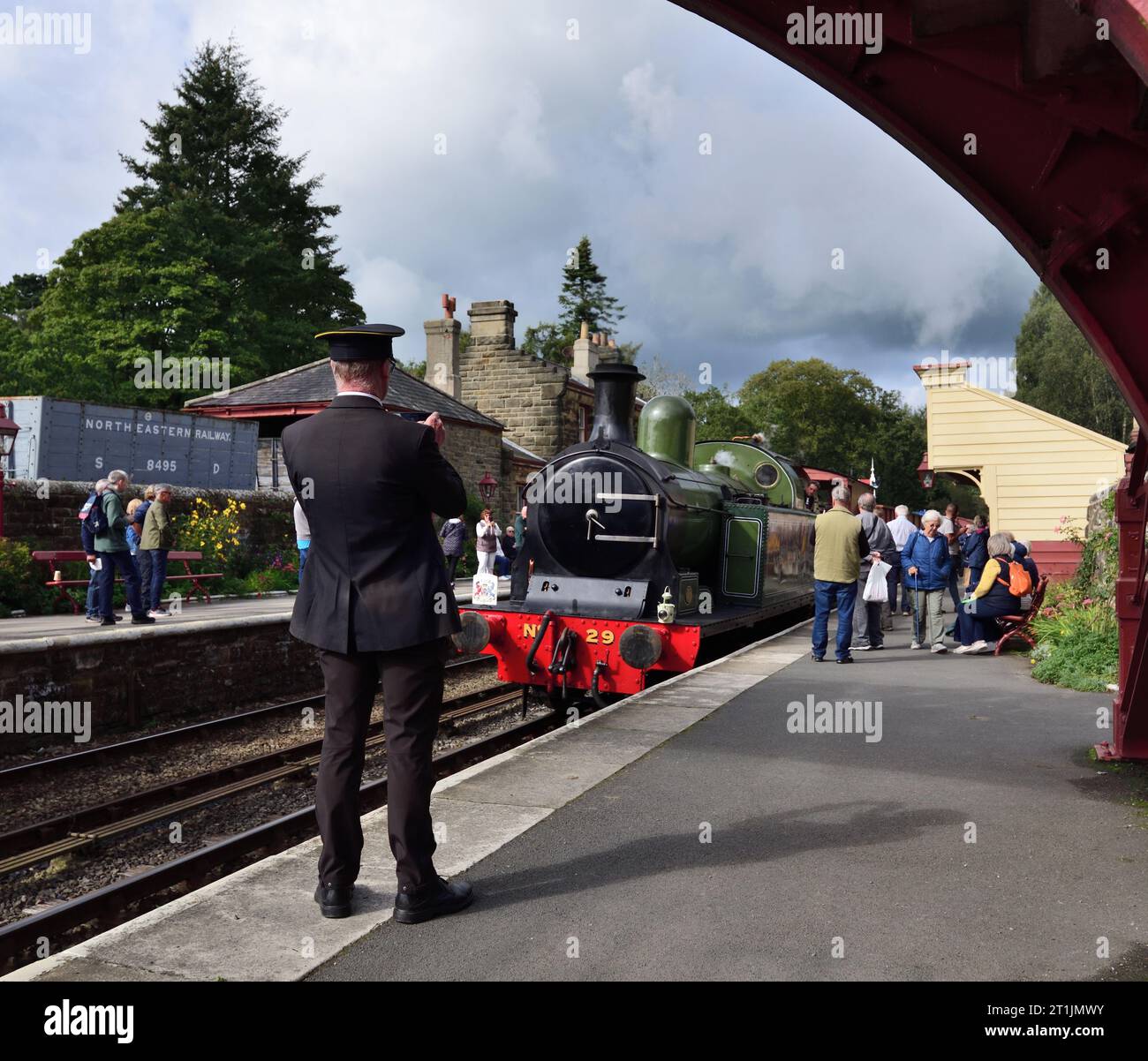 Les gens qui regardent un train à vapeur arriver à la gare de Goathland sur le North Yorkshire Moors Railway, lors de leur gala du 50e anniversaire. Banque D'Images